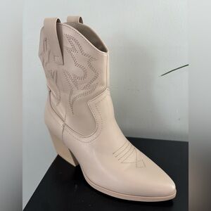 Fashion boots for ladys. Very stylish and comfortable.